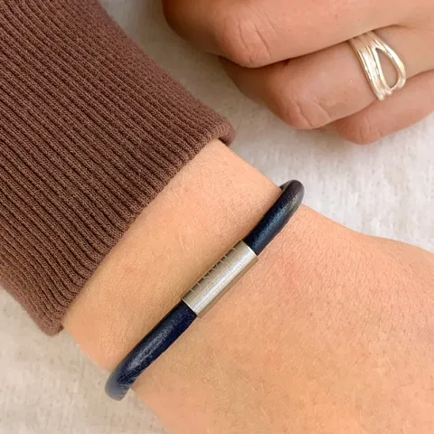 Rond blauwe armband in leer met staal slot  x 4 mm