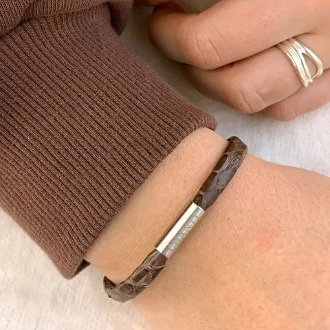 Plat bruin slangenarmband in leer met staal slot x 6 mm