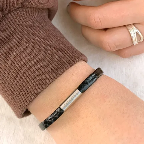 Plat zwart slangenarmband in leer met staal slot x 6 mm