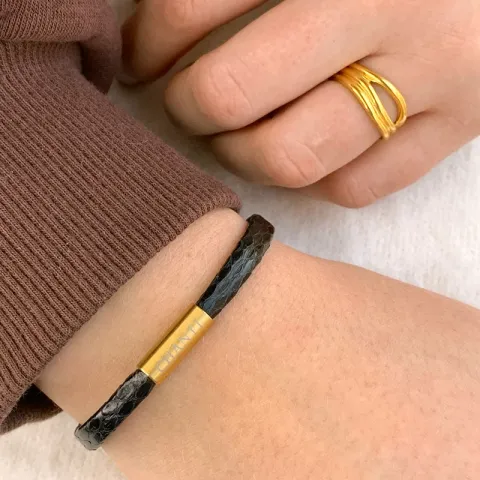 Plat zwart slangenarmband in leer met verguld staal slot x 6 mm