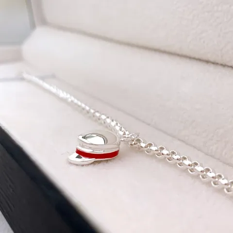 rode armband in zilver met studenten pet in zilver