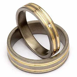 Trouwringen in titanium en goud 0,025 ct