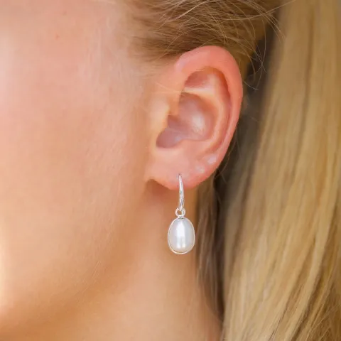 druppel witte parel oorbellen in zilver - Loom Stones