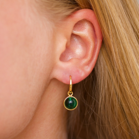 rond donkergroen kristal oorbellen in verguld messing - Loom Stones