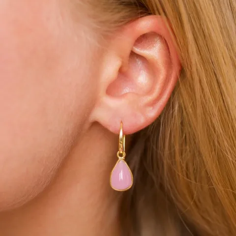 druppel roze kristal oorbellen in verguld messing