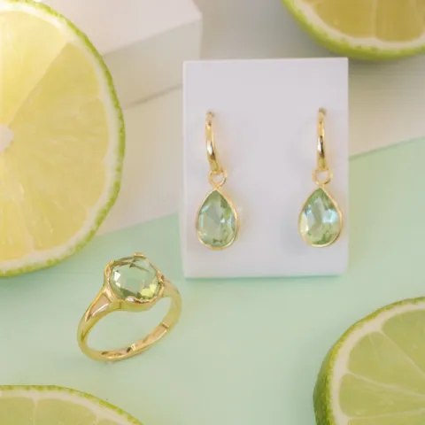 druppel lichtgroene kristal oorbellen in verguld messing - Loom Stones