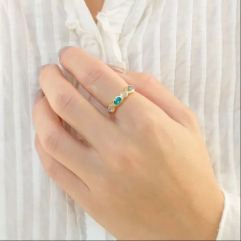 blauwe kristal ring in verguld messing - Eliné