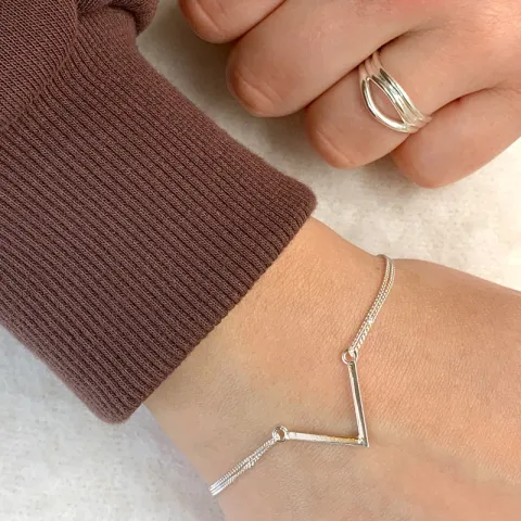 V armband in zilver met hanger in zilver