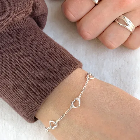 hart armband in zilver met hartjes hanger in zilver