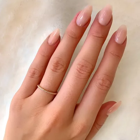 Eenvoudige gedraaide ring in zilver met een roze coating