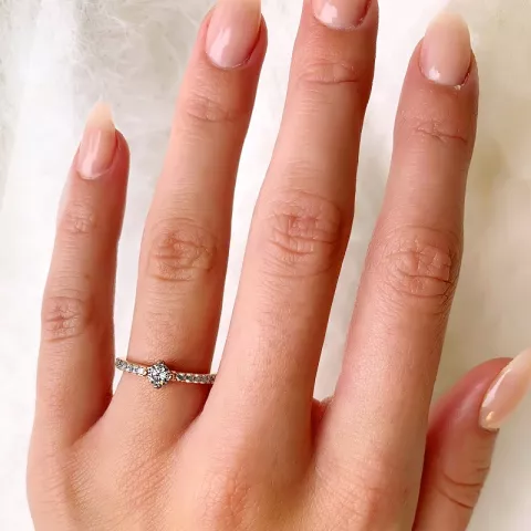 Smal ring in zilver met een roze coating