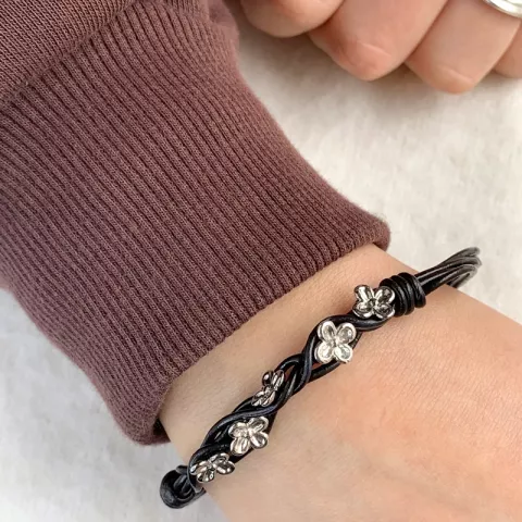 Zwart armband in leren met bloemen hanger in gerodineerd zilver