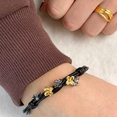 zwart armband in leren met bloemen hanger in verguld en gerhodineerd zilver