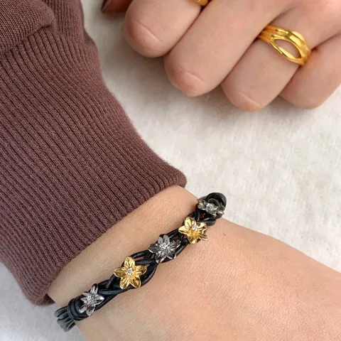 zwart kinder armband in leren met bloemen hanger in zilver en verguld zilver