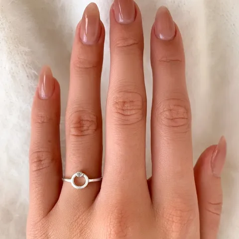 Eenvoudige rond zirkoon ring in zilver