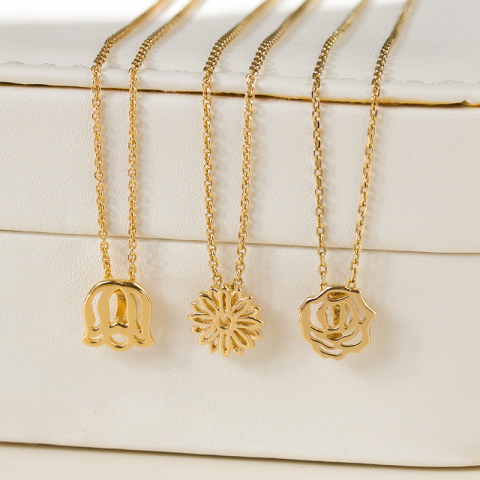 Geboorte bloem april madeliefjes hanger in verguld sterlingzilver