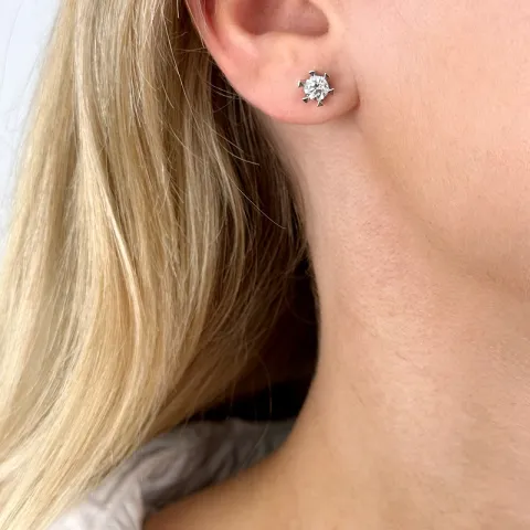 2 x 0,50 ct solitaire oorbel in 14 karaat witgoud met diamant