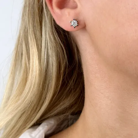 2 x 0,40 ct solitaire oorbel in 14 karaat witgoud met diamant