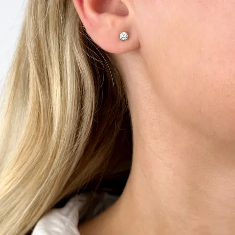 2 x 0,20 ct solitaire oorbel in 14 karaat witgoud met diamant