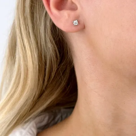 2 x 0,20 ct solitaire oorbel in 14 karaat witgoud met diamant
