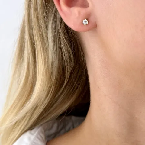 2 x 0,20 ct solitaire oorbel in 14 karaat goud met diamant