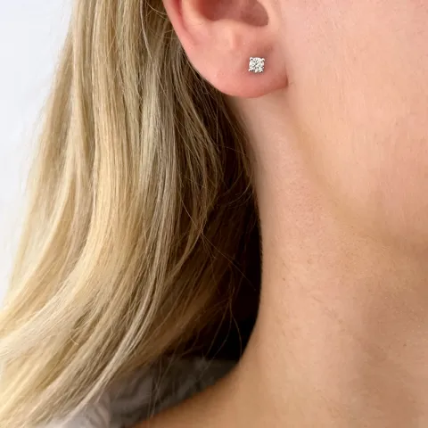 2 x 0,20 ct solitaire oorbel in 14 karaat witgoud met diamant