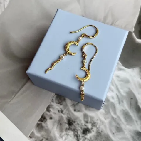 Sistie Universe maan parel oorbellen in verguld sterlingzilver