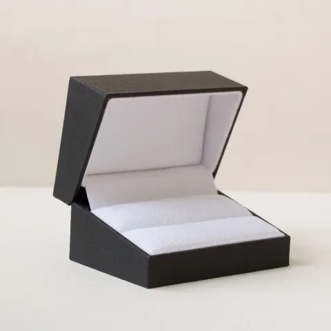 4 mm trouwringen in 9 karaat goud 0,03 ct - set