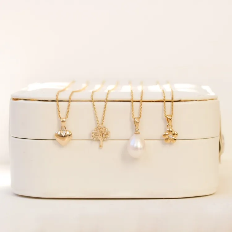 Ovaal parel hanger in 14 caraat goud
