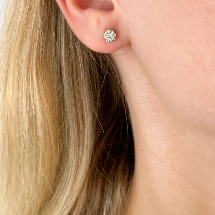 rond oorsteker in 14 karaat goud met diamant en diamant