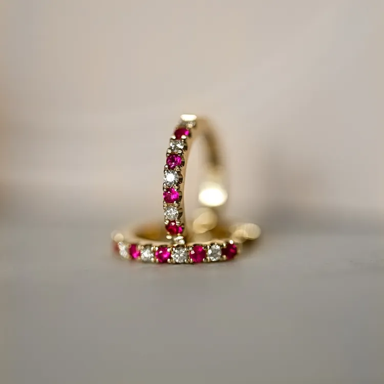 14 mm robijn creool in 14 karaat goud met robijn en diamant 