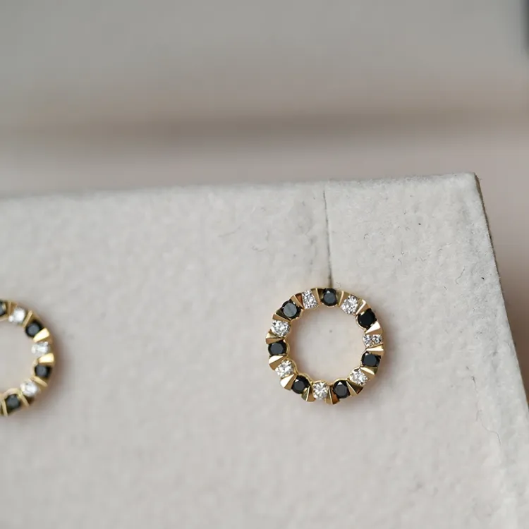 rond zwart diamant oorsteker in 14 karaat goud met diamant en zwart diamant 