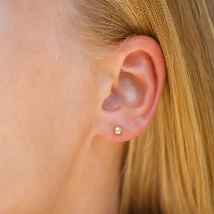 1/2 paar 4 mm oorbellen in 9 karaat goud - Gold Collection