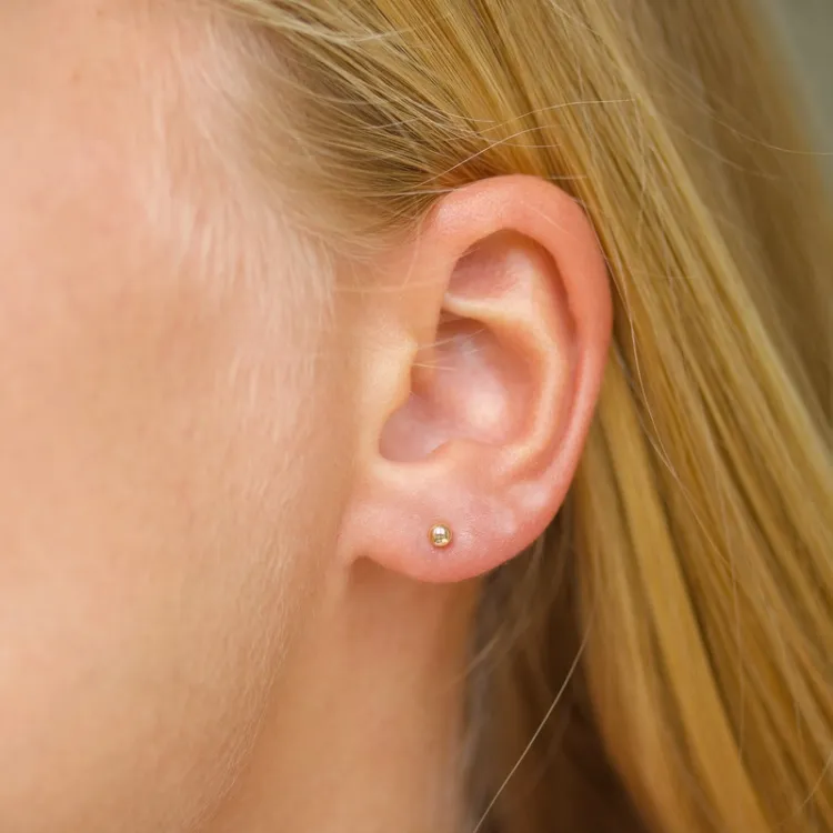 3 mm bolletje oorbellen in 14 karaat goud - Gold Collection