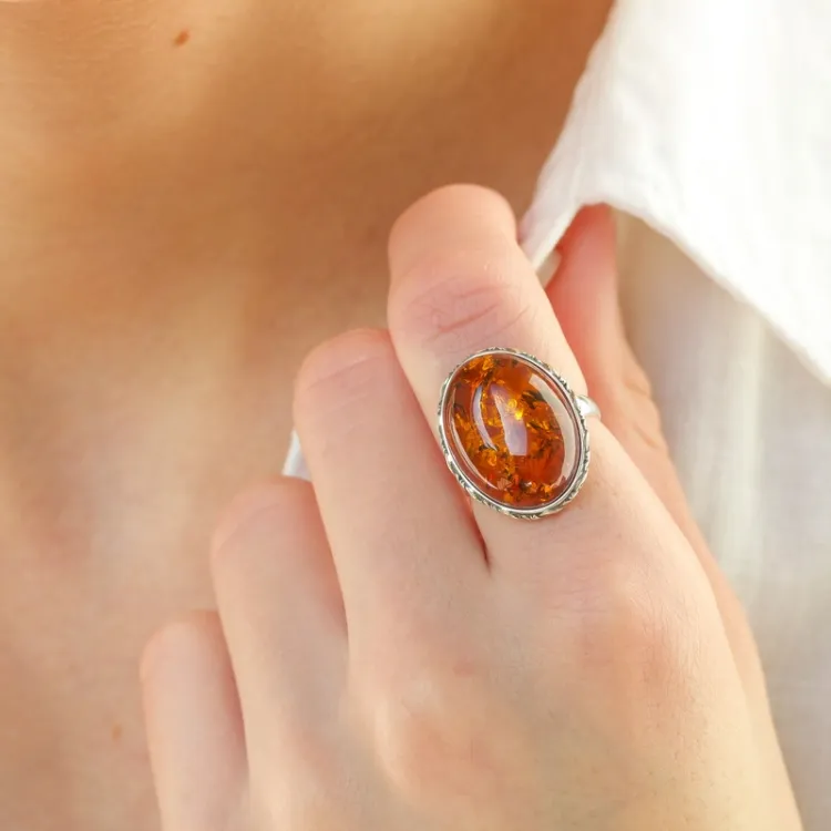 Ovale barnsteen ring in geoxideerd sterlingzilver