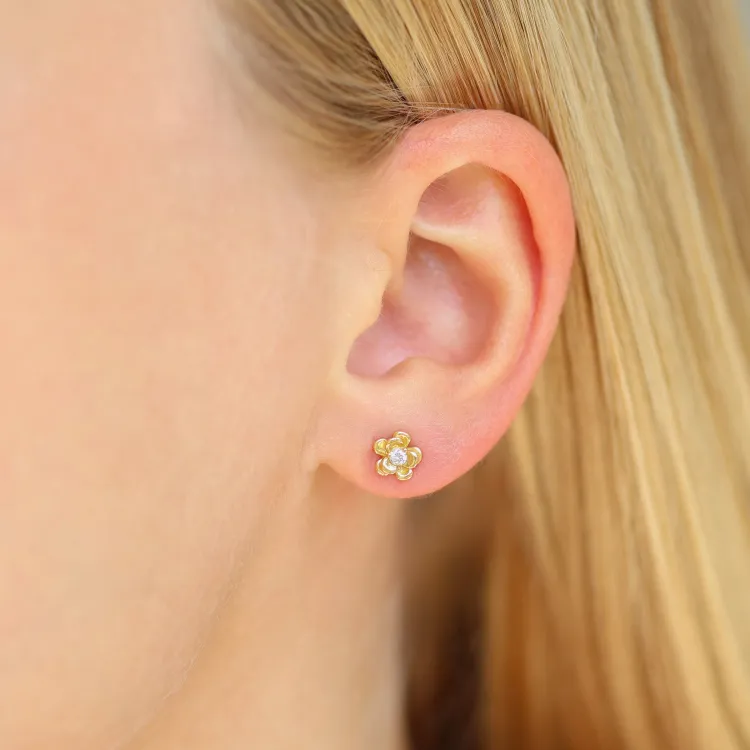 bloem oorsteker in verguld sterlingzilver met lab grown diamant 