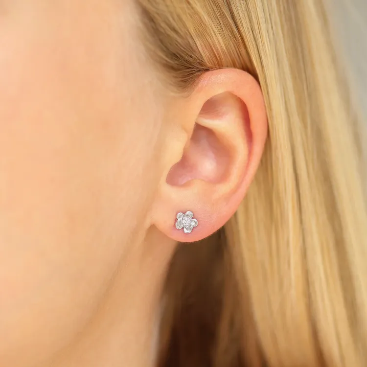 bloem oorsteker in gerodineerd zilver met lab grown diamant 