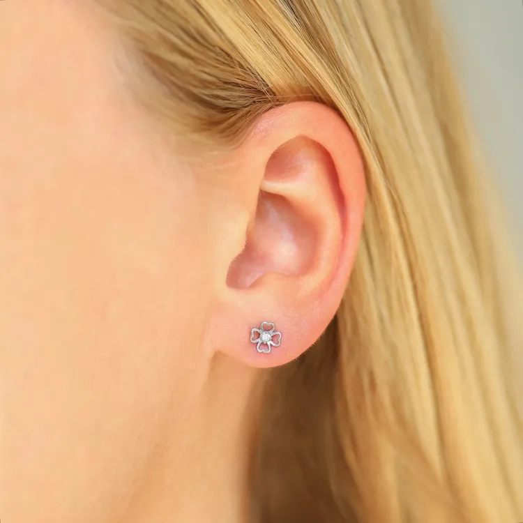 bloem oorsteker in gerodineerd zilver met lab grown diamant 