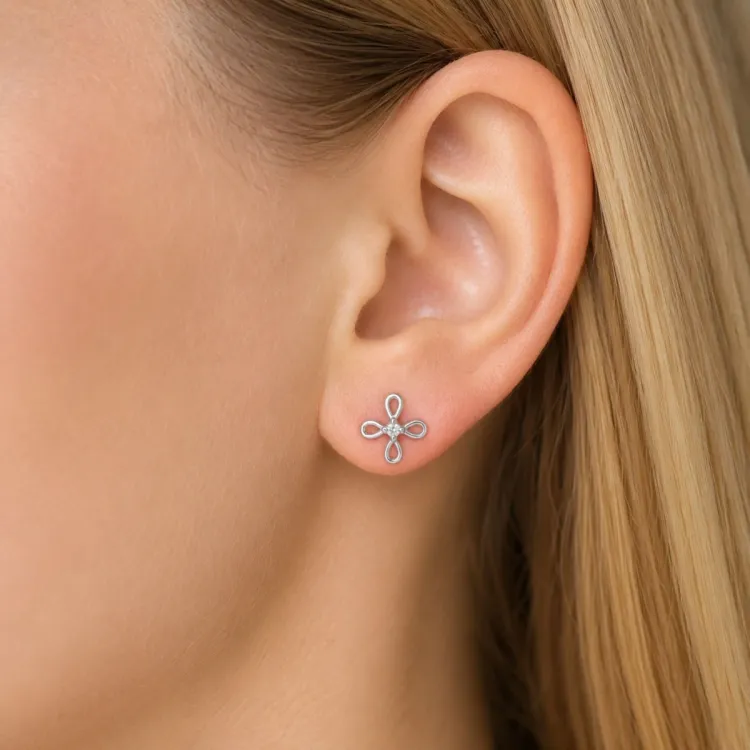 bloem oorbellen in gerodineerd zilver met lab grown diamant 