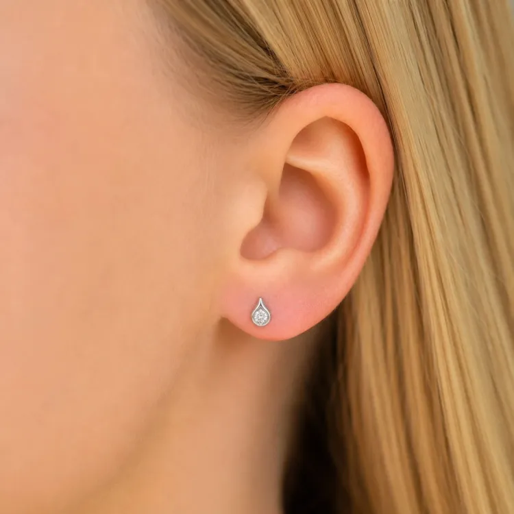 solitaire oorbel in gerodineerd zilver met lab grown diamant 