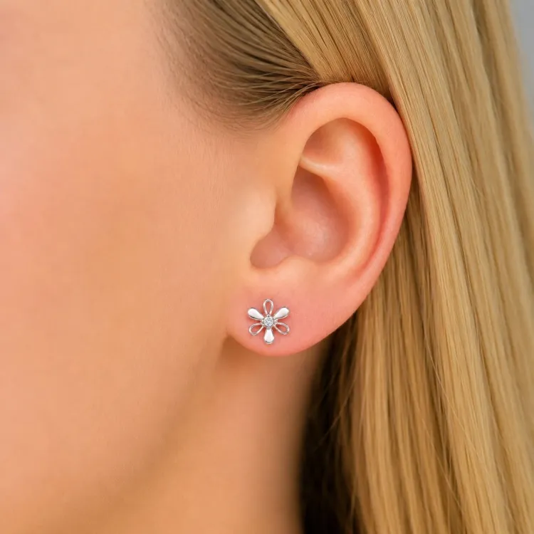 bloem oorbellen in gerodineerd zilver met lab grown diamant 