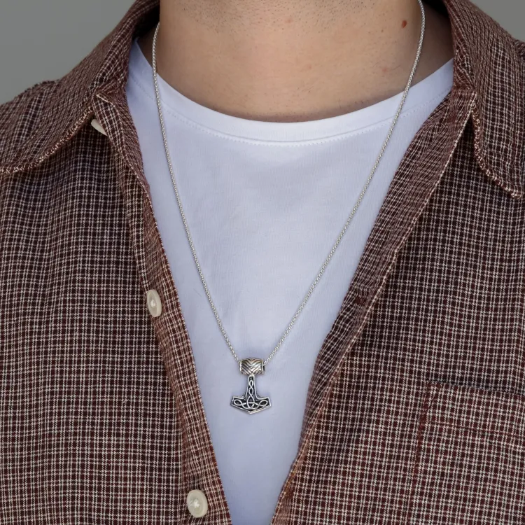 De hamer van thor hanger in geoxideerd sterlingzilver