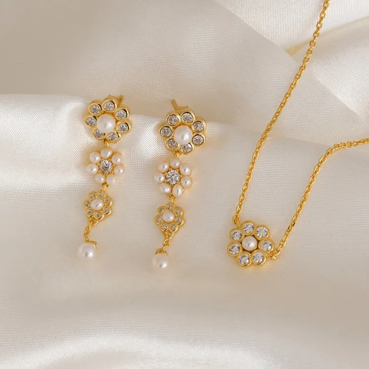 Hultquist Aya tripple flower oorbellen in verguld sterlingzilver witte zirkoon