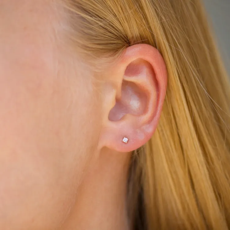 1/2 paar 2 mm oorbellen in 9 karaat goud met zirkoon - Gold Collection