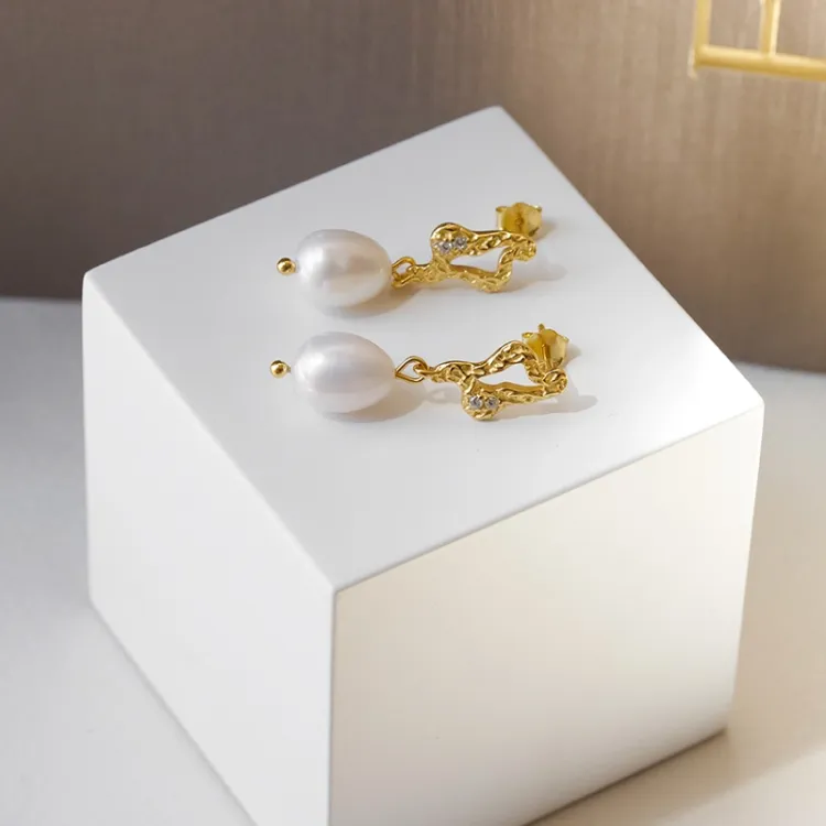 Nava Bahiri  parel oorbellen in verguld sterlingzilver witte zirkoon