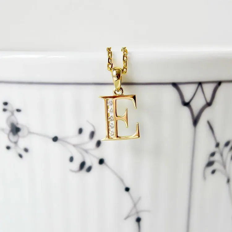 letter e hanger in 14 caraat goud 0,05 ct