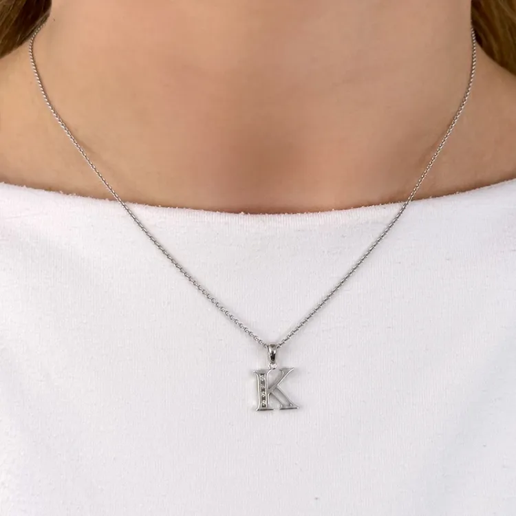 Letter k hanger in 14 caraat witgoud 0,04 ct