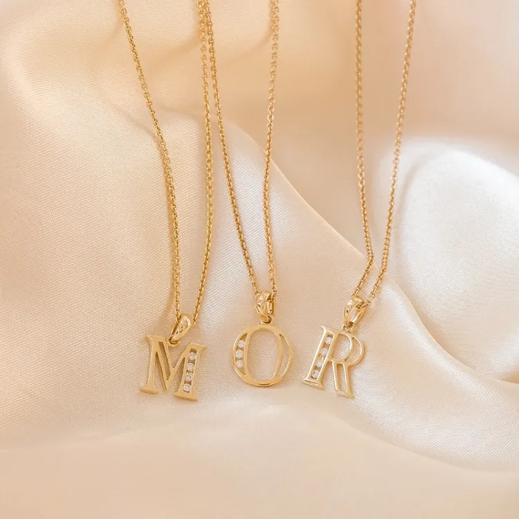 letter m hanger in 14 caraat goud 0,04 ct