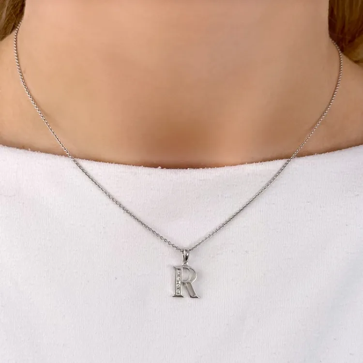 letter r hanger in 14 caraat witgoud 0,04 ct