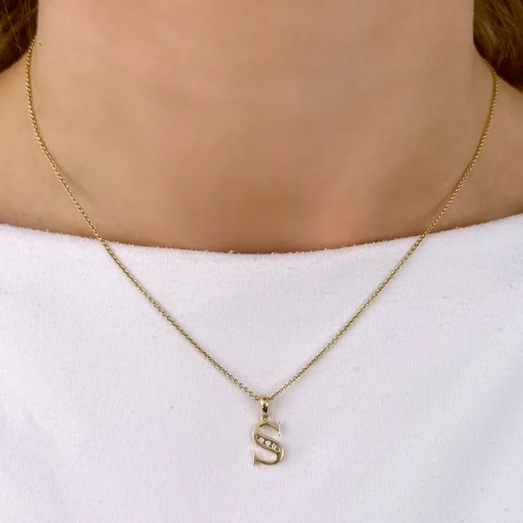 Letter s hanger in 14 caraat goud 0,025 ct